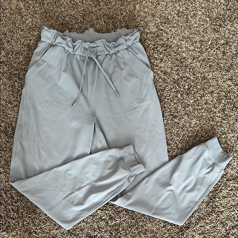Lululemon ladies Light Gray Keep Moving Jogger Pants sz 6